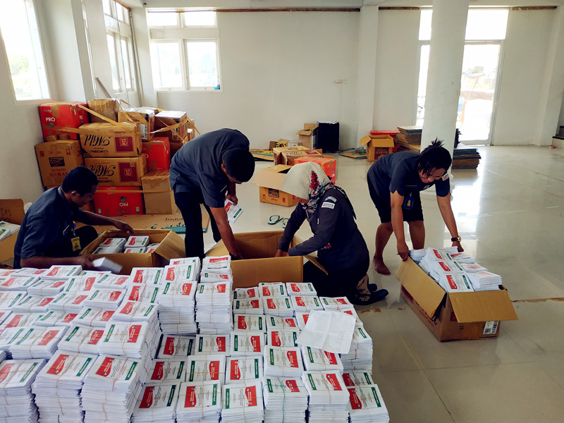 Pengawasan Pensortiran dan Pelipatan Surat Suara di Gedung Hatutelu Piru