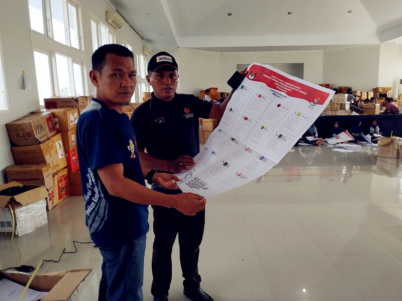 Ketua Bawaslu Kab SBB Hijra Tangkota Bersama Korsek Bawaslu SBB  Suherman. S.Sos melaksanakan Pemantauan Pengawasan Pensortiran dan Pelipatan Surat Suara di Gedung Hatutelu Piru
