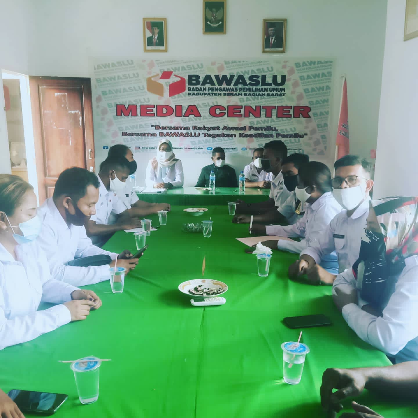 Bawaslu SBB gelar rapat internal bersama seluruh staf teknis sekretariat.
