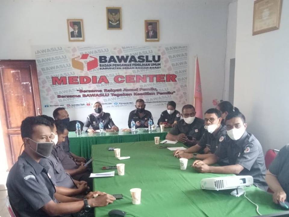 RAPAT PENGELOLAAN KEHUMASAN PUBLIKASI DAN DOKUMENTASI PERKUAT KAPASITAS SDM HUMAS BAWASLU SBB