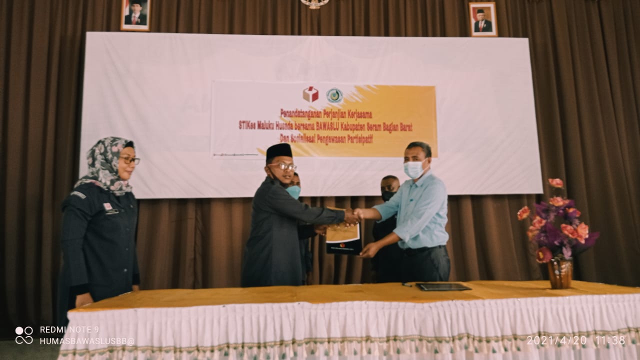 Perkuat Kerjasama, Bawaslu SBB melakukan penandatanganan nota kesepahaman Memorandum of Understanding dengan STIKes Maluku Husada