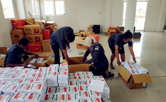 Pengawasan Pensortiran dan Pelipatan Surat Suara di Gedung Hatutelu Piru