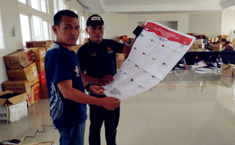 Ketua Bawaslu Kab SBB Hijra Tangkota Bersama Korsek Bawaslu SBB  Suherman. S.Sos melaksanakan Pemantauan Pengawasan Pensortiran dan Pelipatan Surat Suara di Gedung Hatutelu Piru