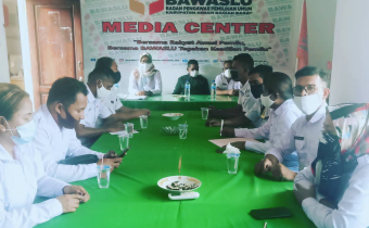 Bawaslu SBB gelar rapat internal bersama seluruh staf teknis sekretariat.