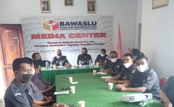 RAPAT PENGELOLAAN KEHUMASAN PUBLIKASI DAN DOKUMENTASI PERKUAT KAPASITAS SDM HUMAS BAWASLU SBB