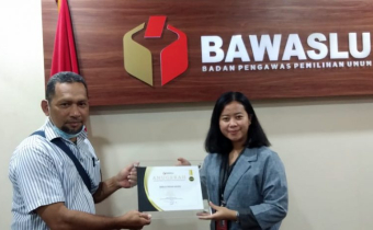 Bawaslu Maluku Terima Penghargaan Perengkingan Website PPID